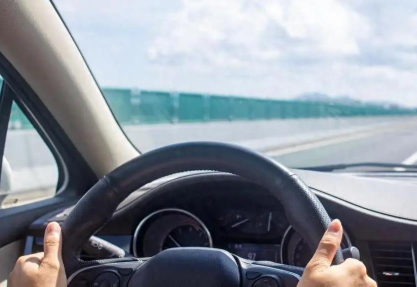 新手司机必看，万能开车技巧，让你秒变车神