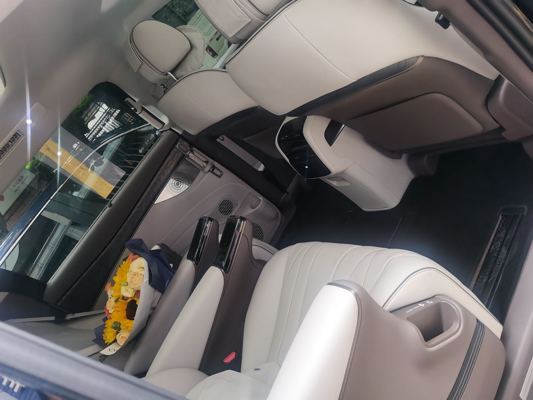 女性车主专属汽车保养指南：简单易懂的安全养护技巧